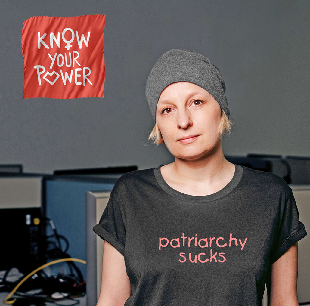Daniela in gray t-shirt with motive: patriarchy sucks